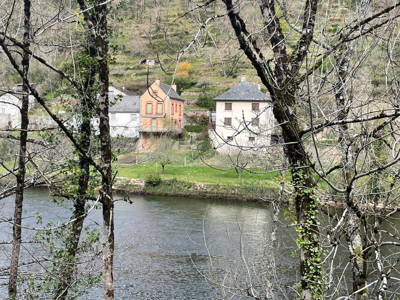 La Pause Rivière, maison blanche à Entraygues-sur-Truyère, et son grand terrain