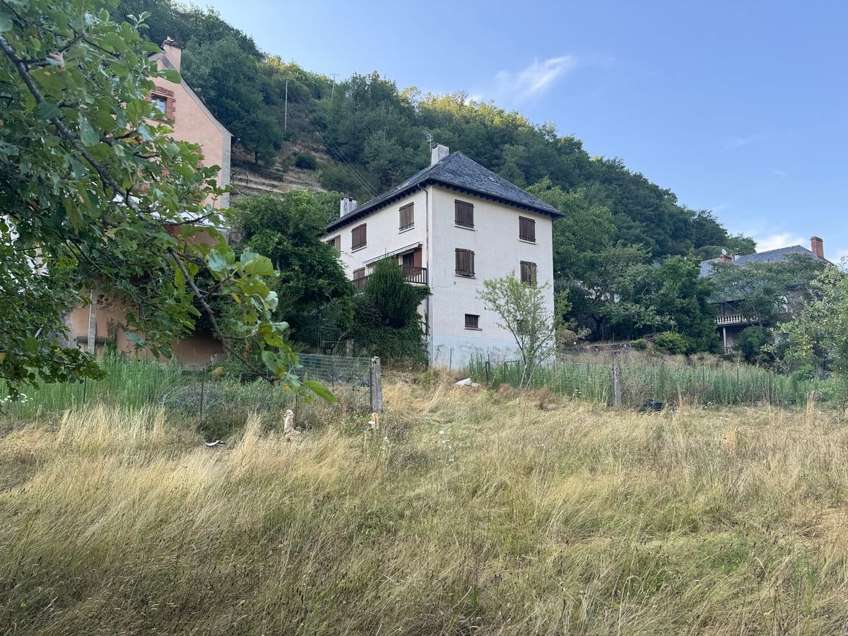 Façade de la maison, le gîte de 100 m² occupant l’étage du haut