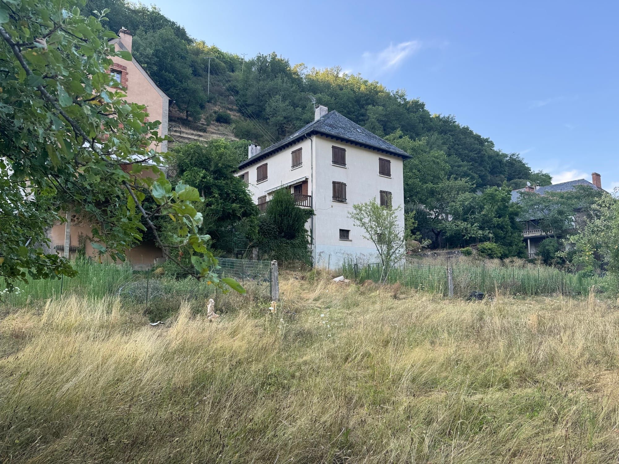 Façade de la maison, le gîte de 100 m² occupant l’étage du haut
