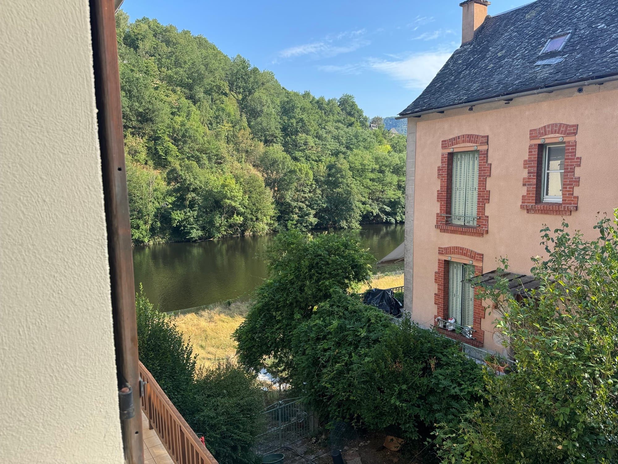 La maison rose des propriétaires, voisine du gîte