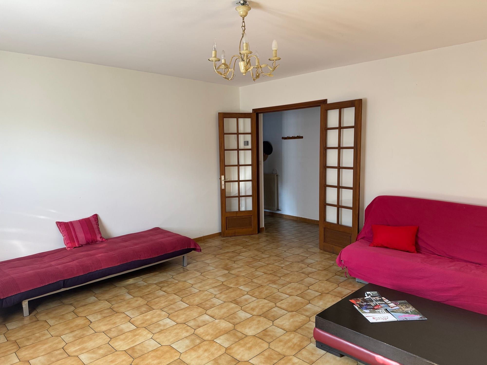 Séjour du gîte avec canapé et méridienne