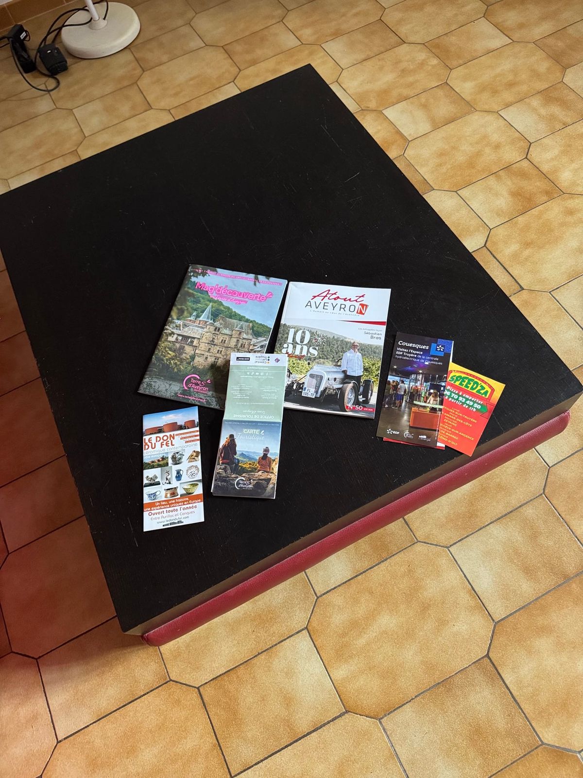 Table basse du salon, avec jeux et documentation touristique