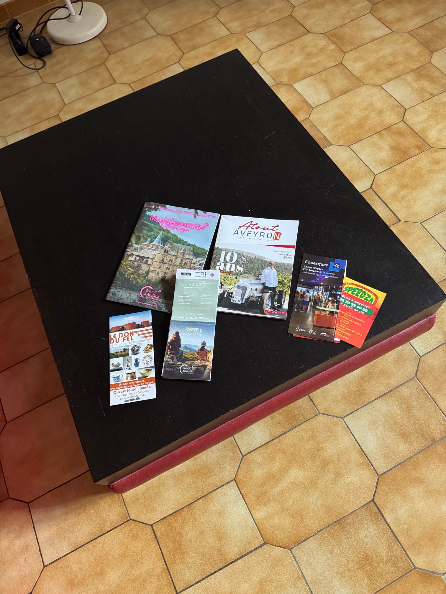 Table basse du salon, avec jeux et documentation touristique