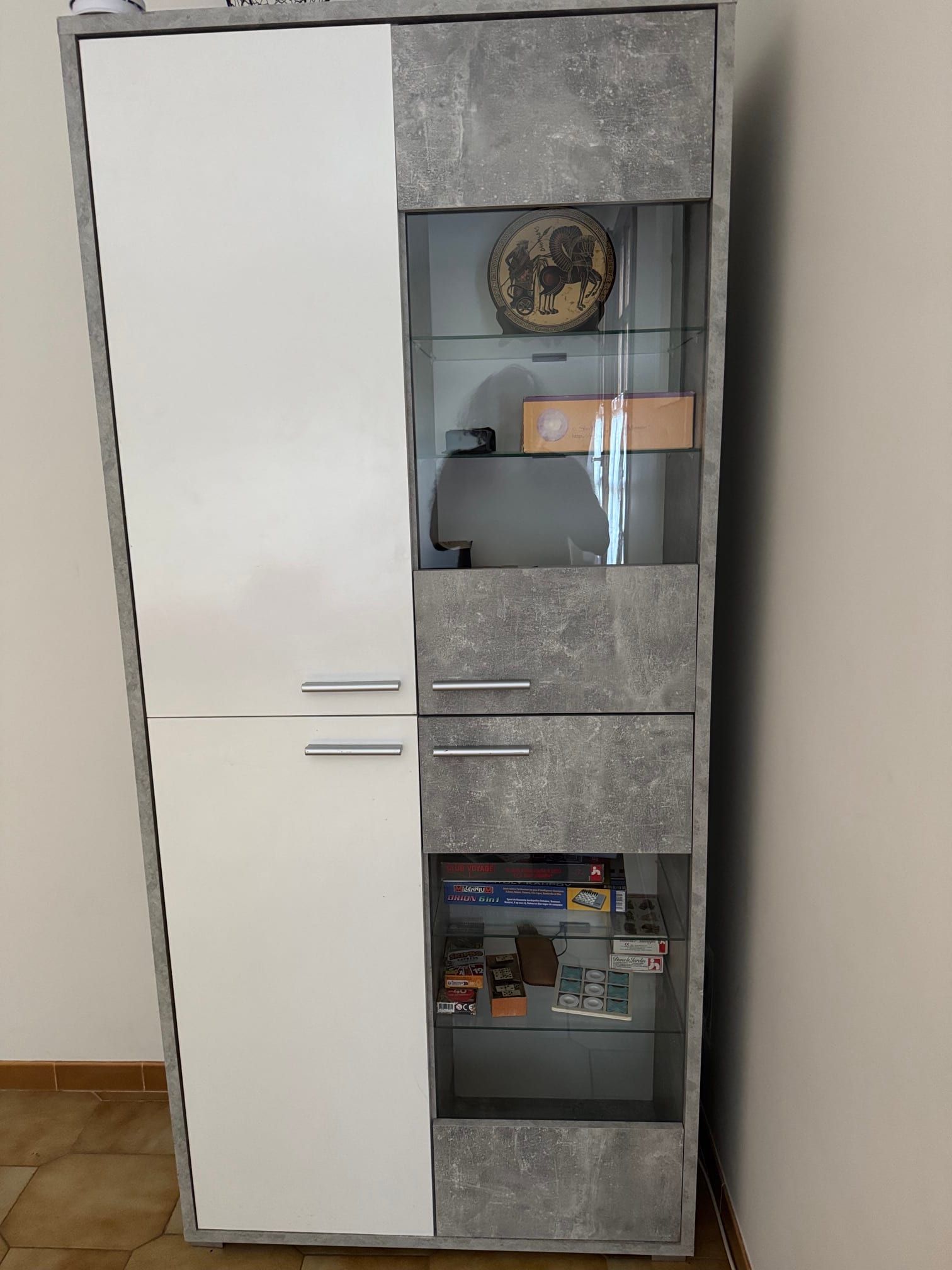Armoire du salon garnie de jeux de société et de livres