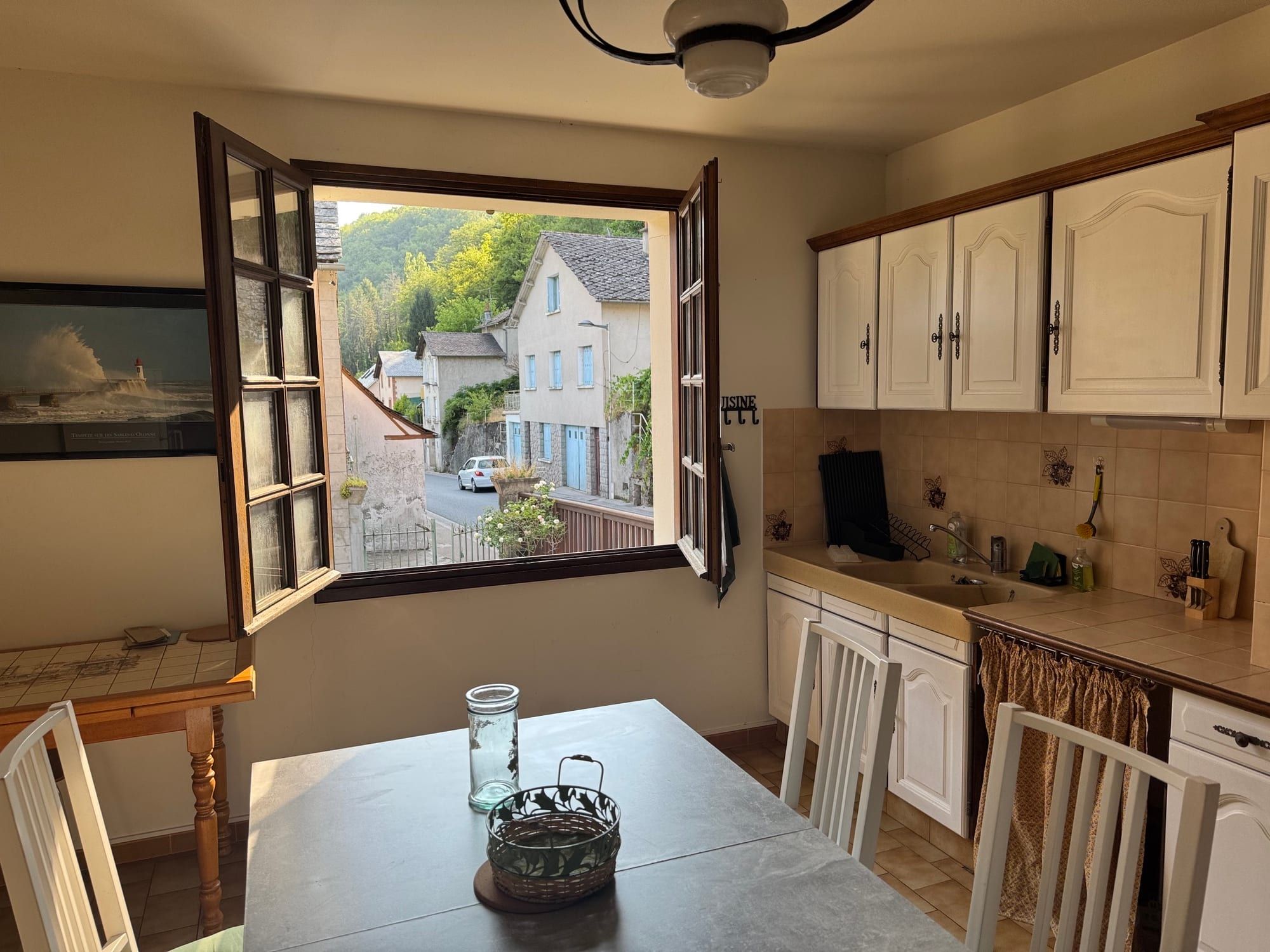 Fenêtre de la cuisine donnant sur la route de Rodez à Aurillac