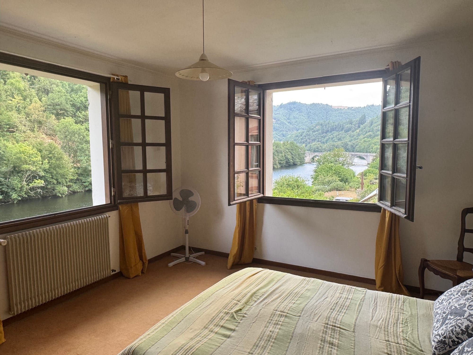 Chambre avec lit en 140 cm et vue sur la Truyère et le pont médiéval classé