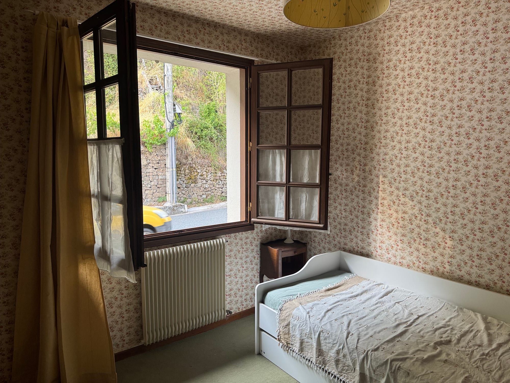 Troisième chambre, côté route, avec deux lits gigognes de 90 cm