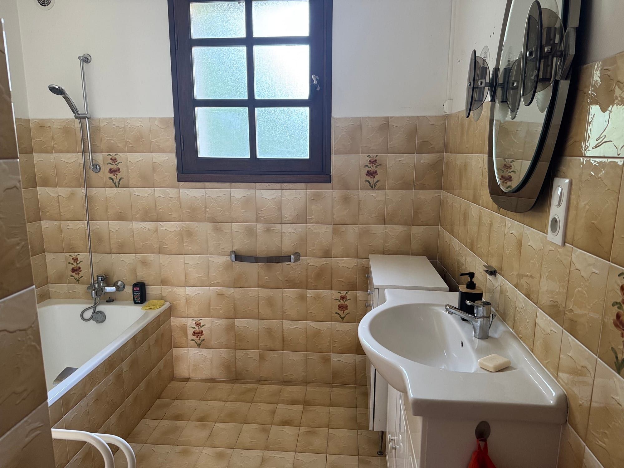 Salle de bain avec baignoire