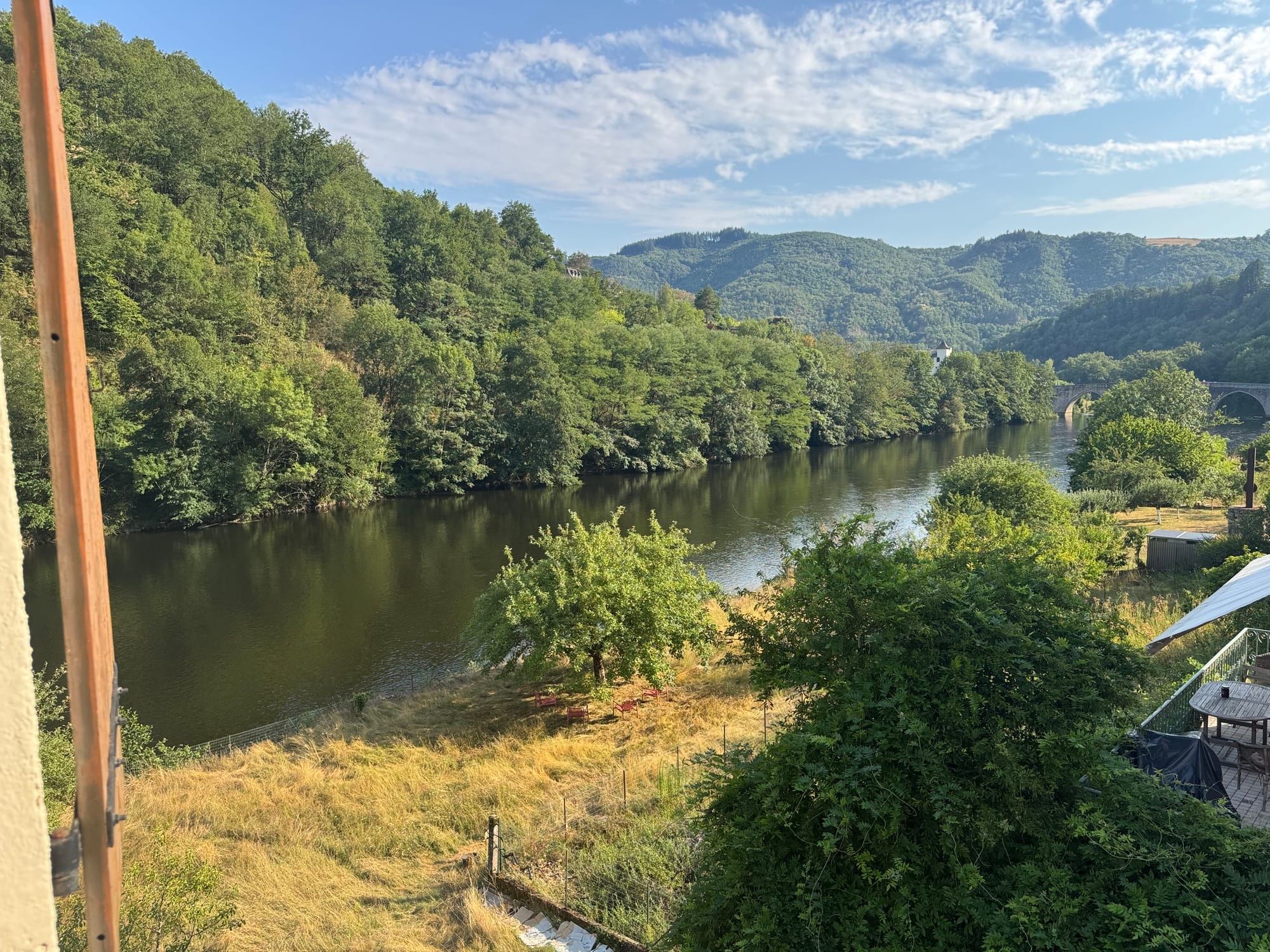 Le pré aux pommiers et la vallée, vus depuis une chambre